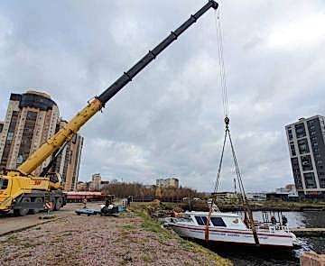 работа наших кранов по спуску катеров