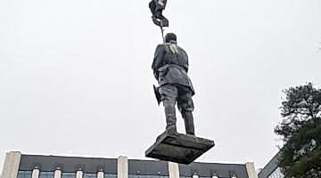 Кран для установки памятника