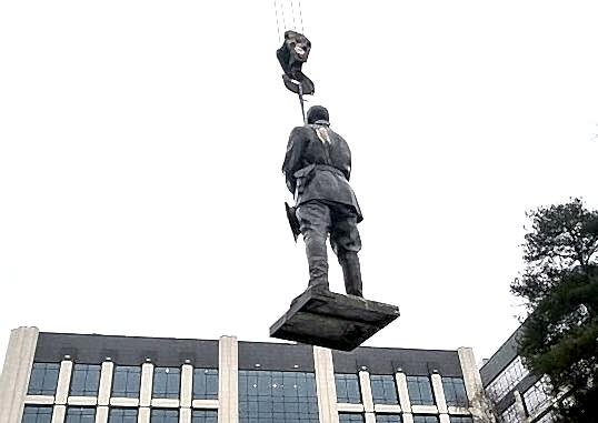 Кран для установки памятника