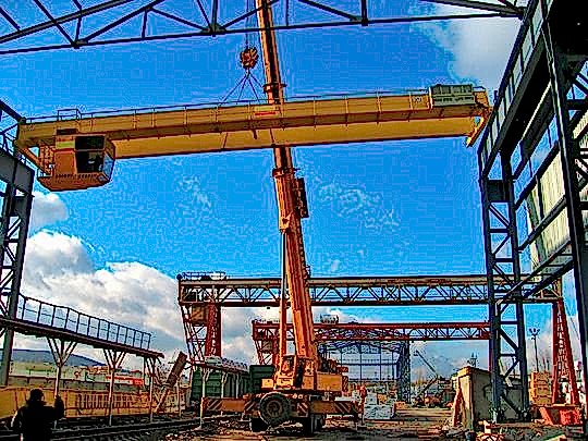 Процесс демонтажа крана